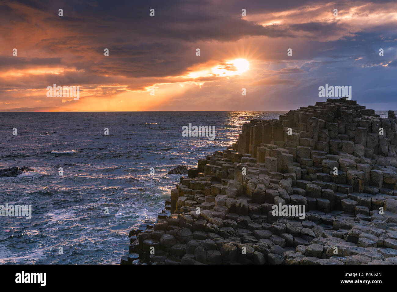 Le Giant's Causeway est une zone d'environ 40 000 colonnes de basalte d'enclenchement, le résultat d'une ancienne éruption volcanique. Il est situé dans le comté de Antri Banque D'Images