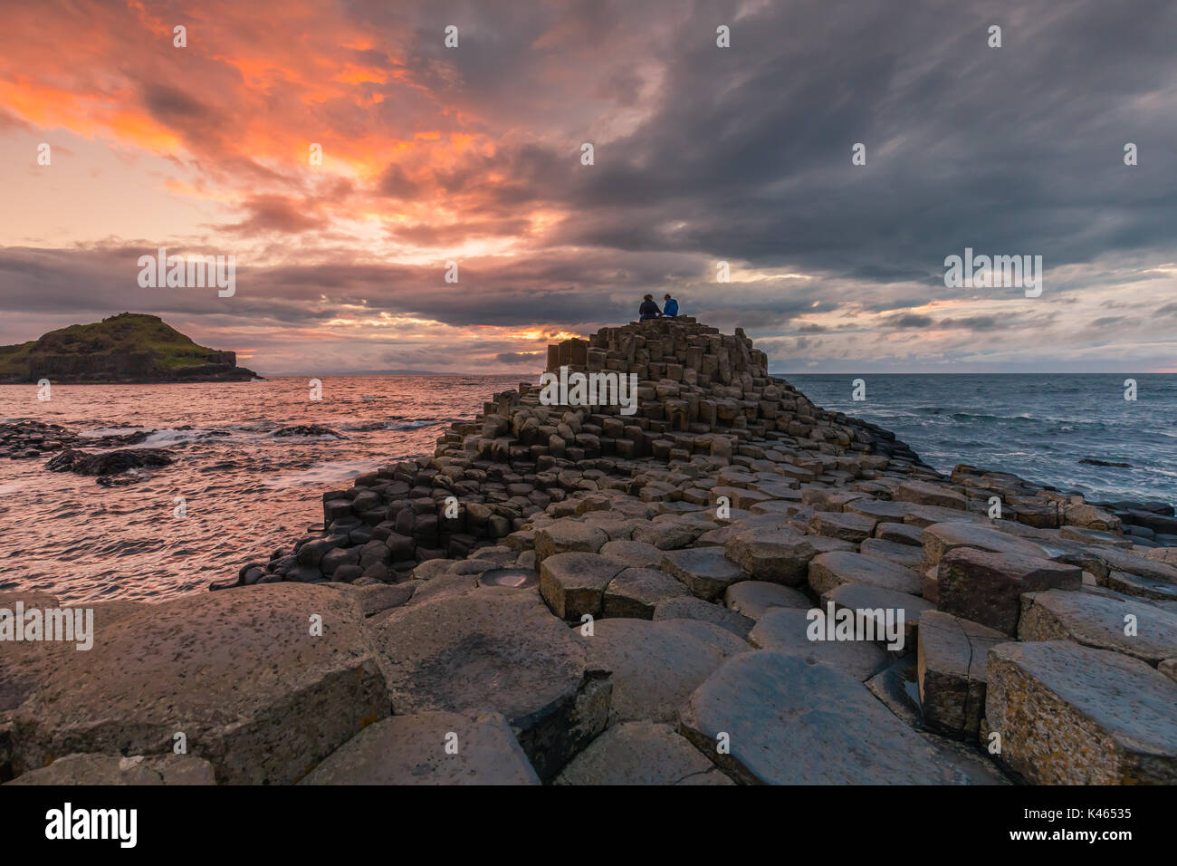 Le Giant's Causeway est une zone d'environ 40 000 colonnes de basalte d'enclenchement, le résultat d'une ancienne éruption volcanique. Il est situé dans le comté de Antri Banque D'Images