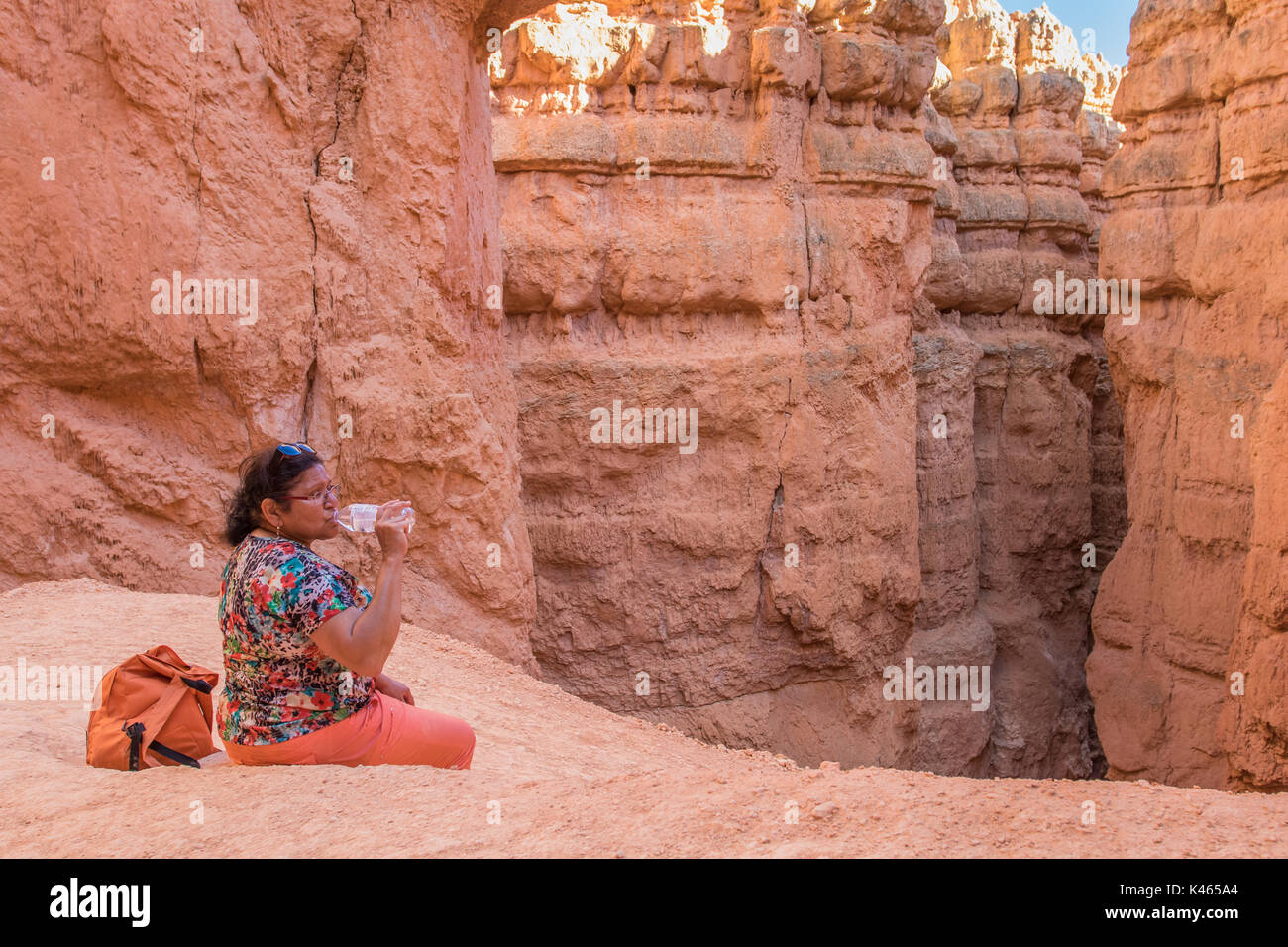 Femme Asiatique l'eau potable pendant une pause sur le sentier Navajo, Bryce Canyon, Utah, United States Banque D'Images