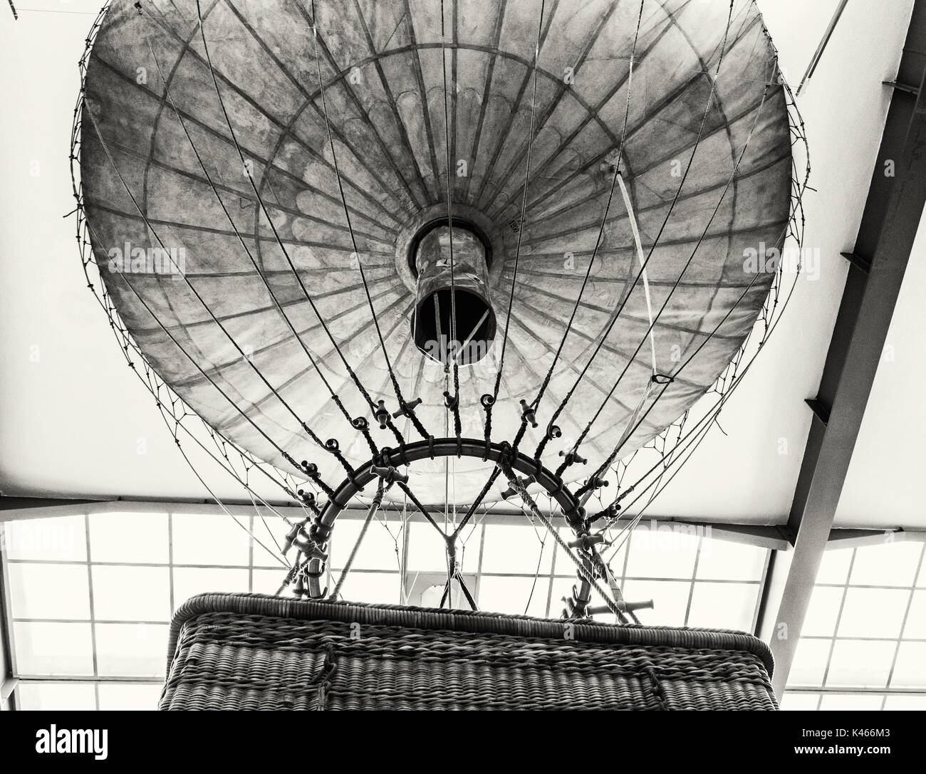 Hot Air Balloon historique, Musée Technique National de Prague, en République tchèque. L'histoire du transport la pièce. Photo en noir et blanc. Banque D'Images
