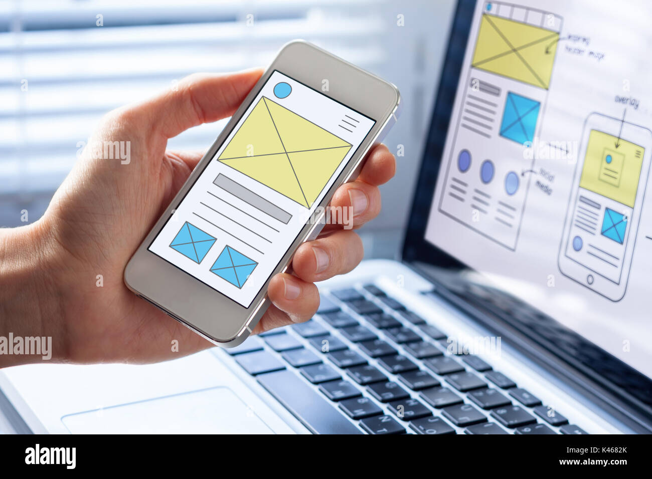 Développement de site web avec l'écoute mobile UI/UX designer aperçu avant mise en page maquette design wireframe sketch sur l'écran du smartphone Banque D'Images