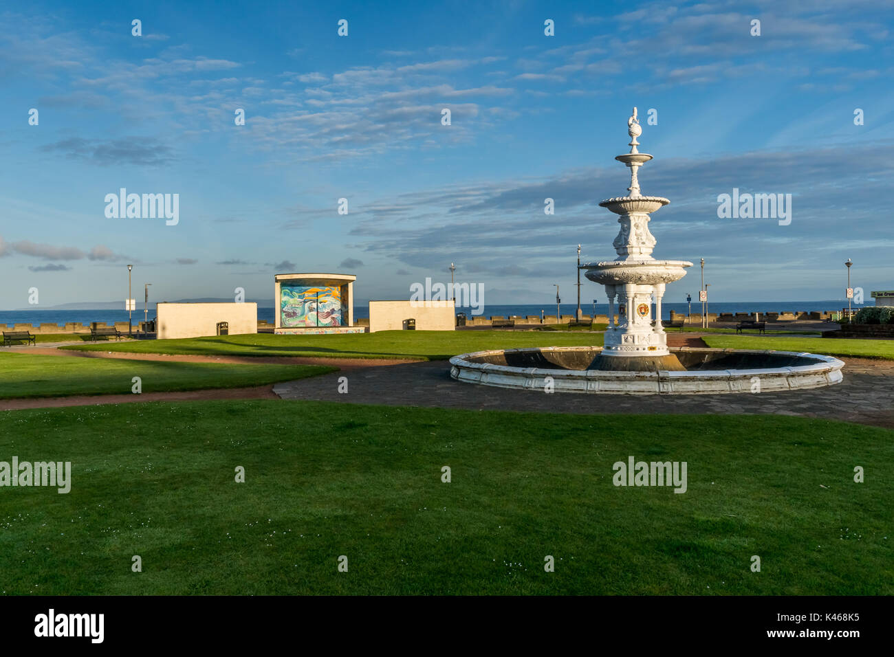 Ayr, Ayrshire, Écosse, 22 avril 2017. Le front de mer à Ayr dispose d''une fontaine et d'un abri blanc avec une fresque peinte à l'intérieur. Le Isladn d'Ar Banque D'Images