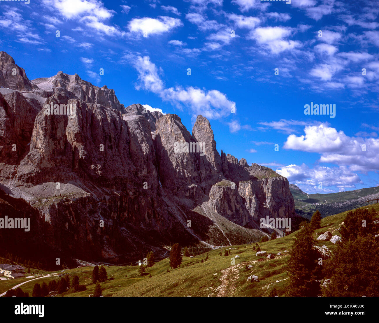 La Sella Gruppe ou Gruppo del Sella une vue de près du Passo Gardena la limite de la Val Gardena et les Dolomites Selva Alta Badia Italie Banque D'Images
