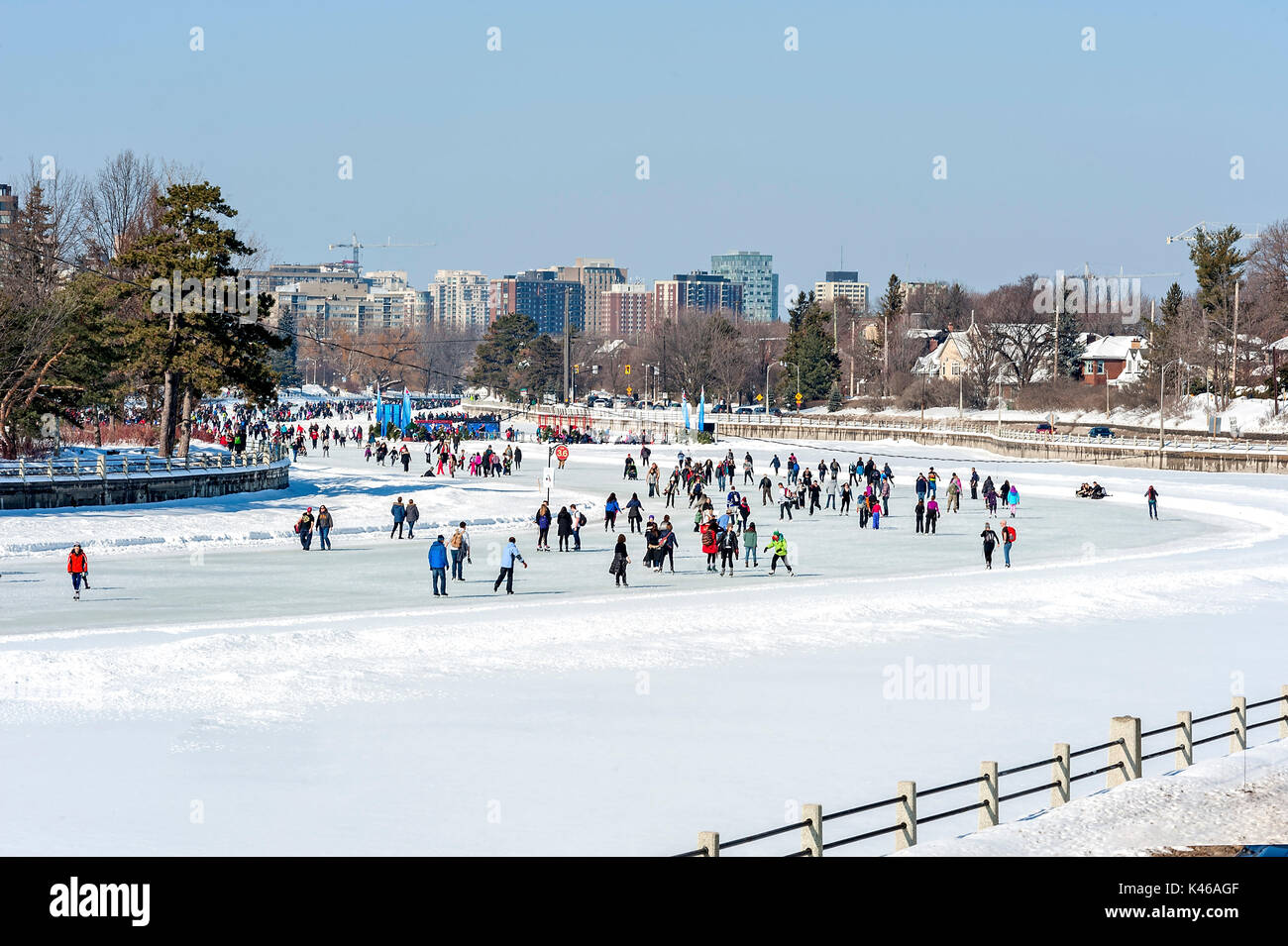 Patineurs sur le canal gelé Banque D'Images