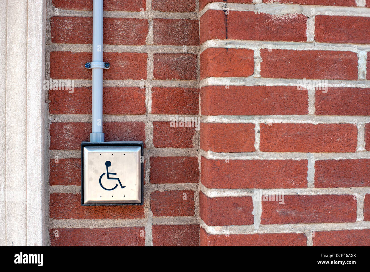 Ouvre-porte activé Handicap sur mur de brique rouge Banque D'Images