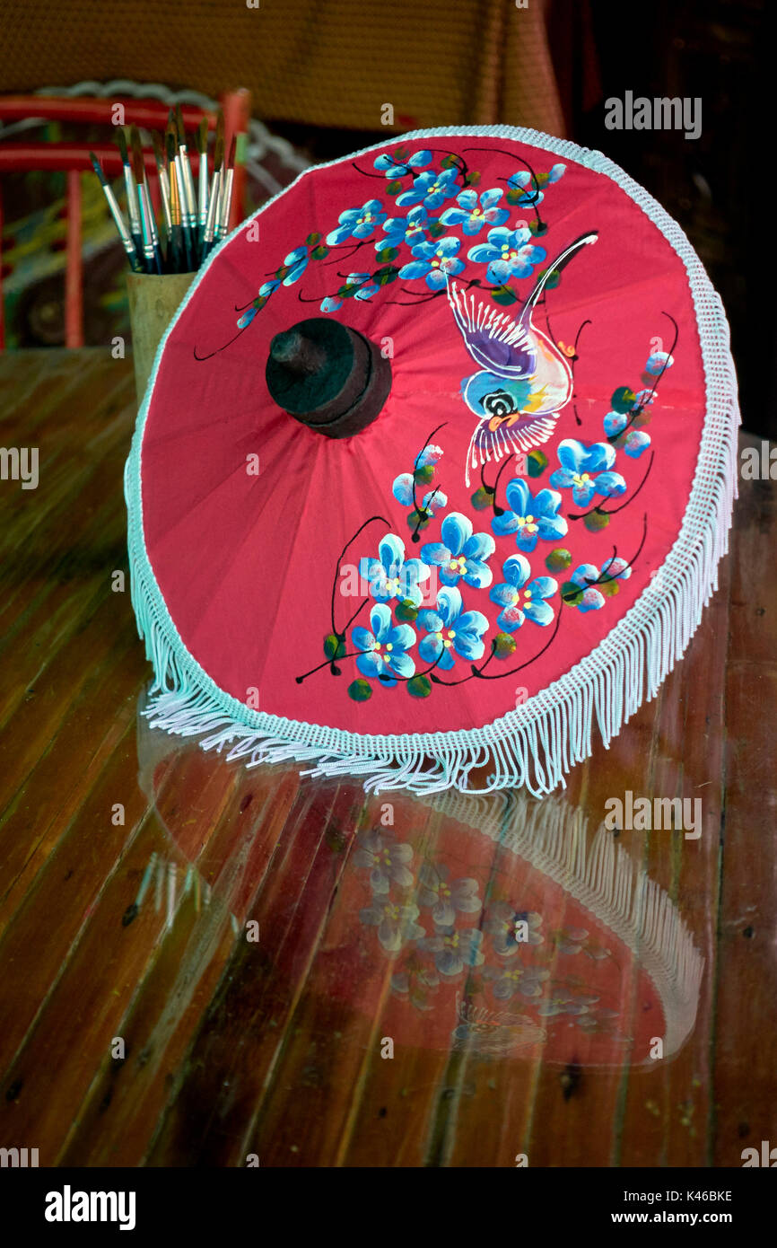 Parapluie Thaïlande. Parapluies peints décoratifs. Centre artisanal thaïlandais. Artisanat thaïlandais. Asie du Sud-est. Thaïlande Banque D'Images