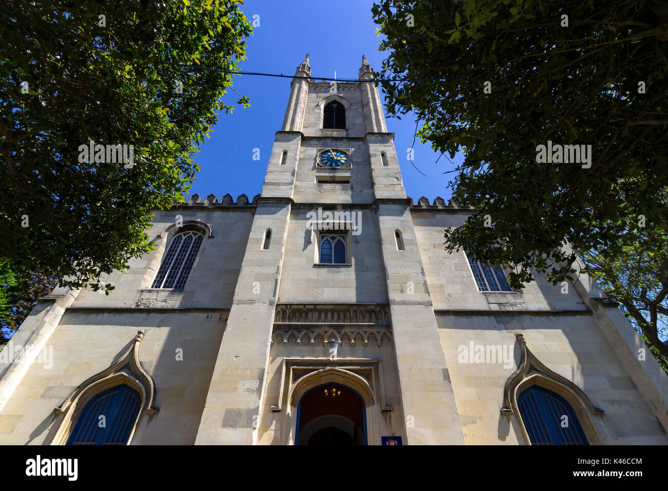 Windsor, Royaume-Uni - 26 mai 2017 : Vue de l'entrée de St Jean le Baptiste, l'église paroissiale de Windsor. Banque D'Images