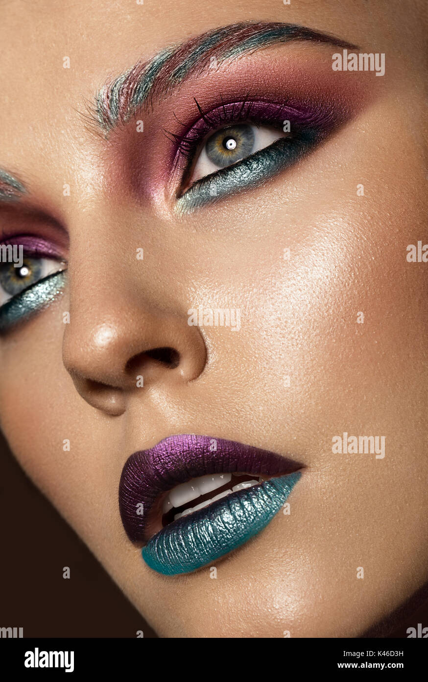 Belle fille avec les créateurs de maquillage coloré. Beauté Visage. Photos  prises au studio Photo Stock - Alamy