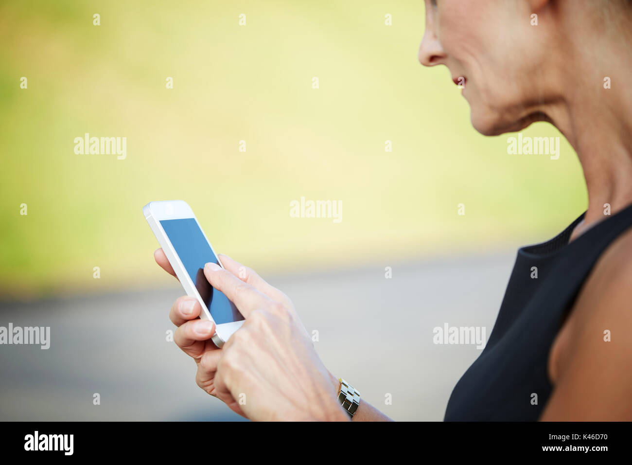 Close up portrait of woman using smartphone méconnaissable. Banque D'Images