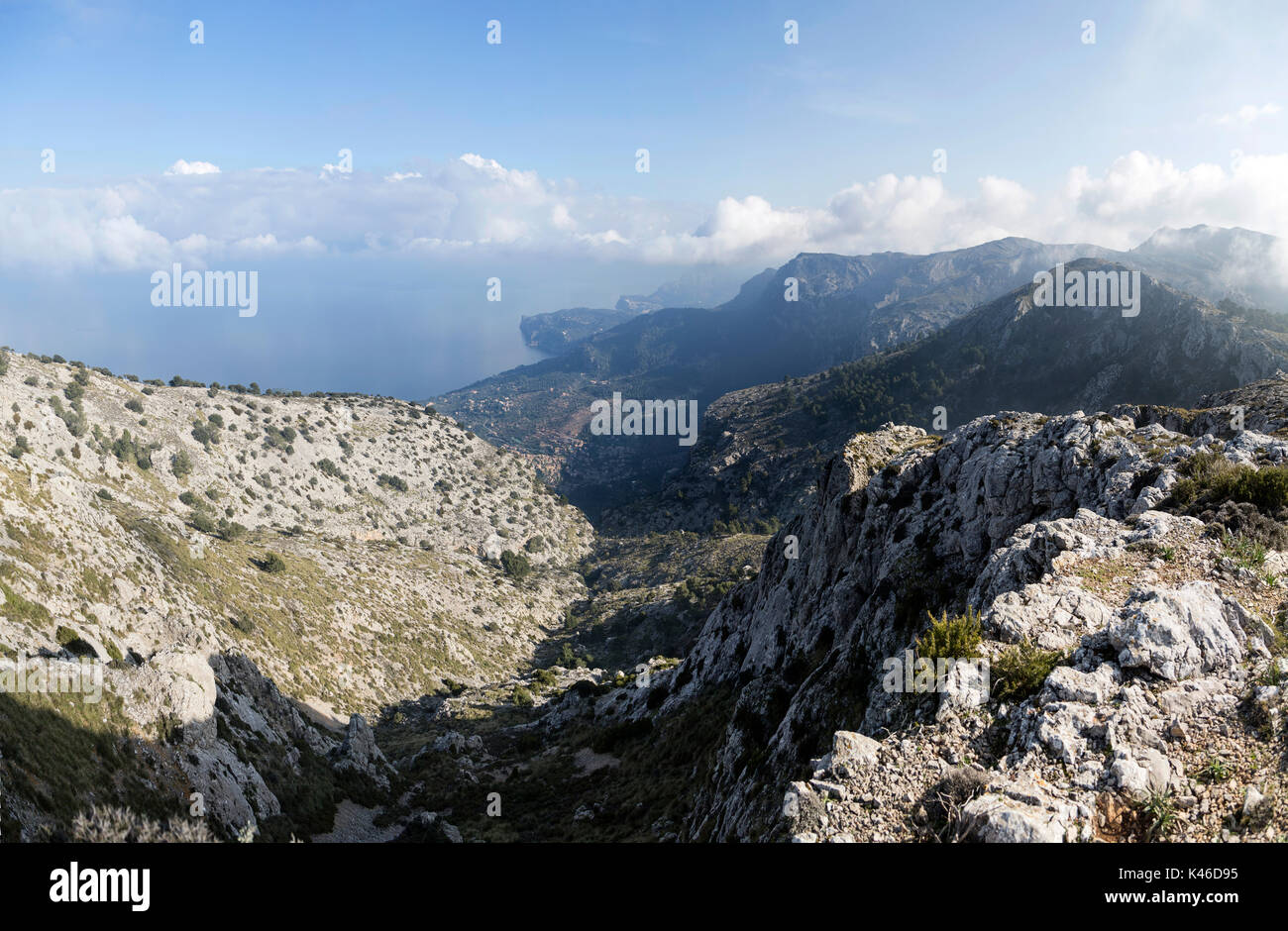 À pied dans les montagnes de Tramuntana, vues d'en haut de la montagne. Banque D'Images