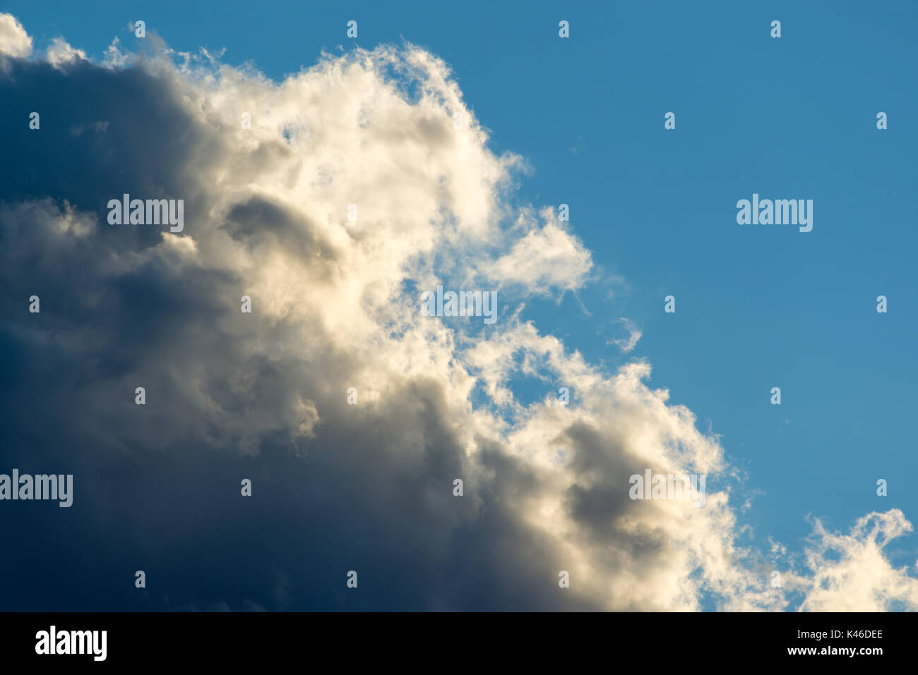 Foncé sur fond de ciel dramatique nuages noir et bleu ciel, avant la tempête Banque D'Images