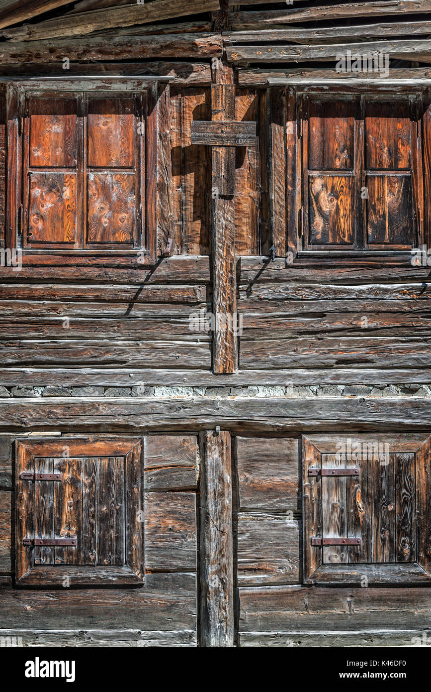 Vieille maison de bois, l'arrière-plan, l'architecture alpine, les Alpes de la vallée d'aoste, Italie Banque D'Images
