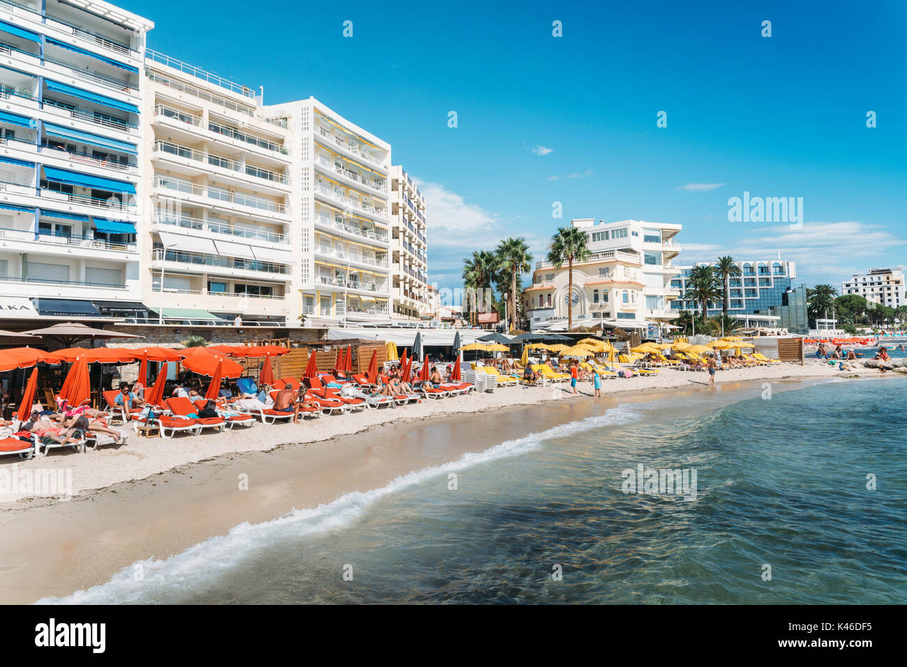 Juan les Pins, France - 1 septembre 2017 : plage de Juan les Pins, Côte d'Azur, France. La ville est célèbre pour son Festival de Jazz annal Banque D'Images