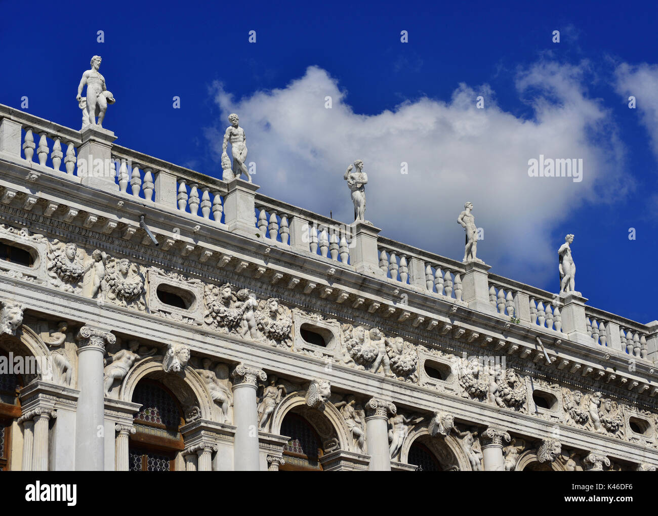 Balustrade avec des statues monumentales de Saint Marc à Venise La Bibliothèque, conçu par le célèbre architecte Sansovino renaissance au 16ème siècle Banque D'Images