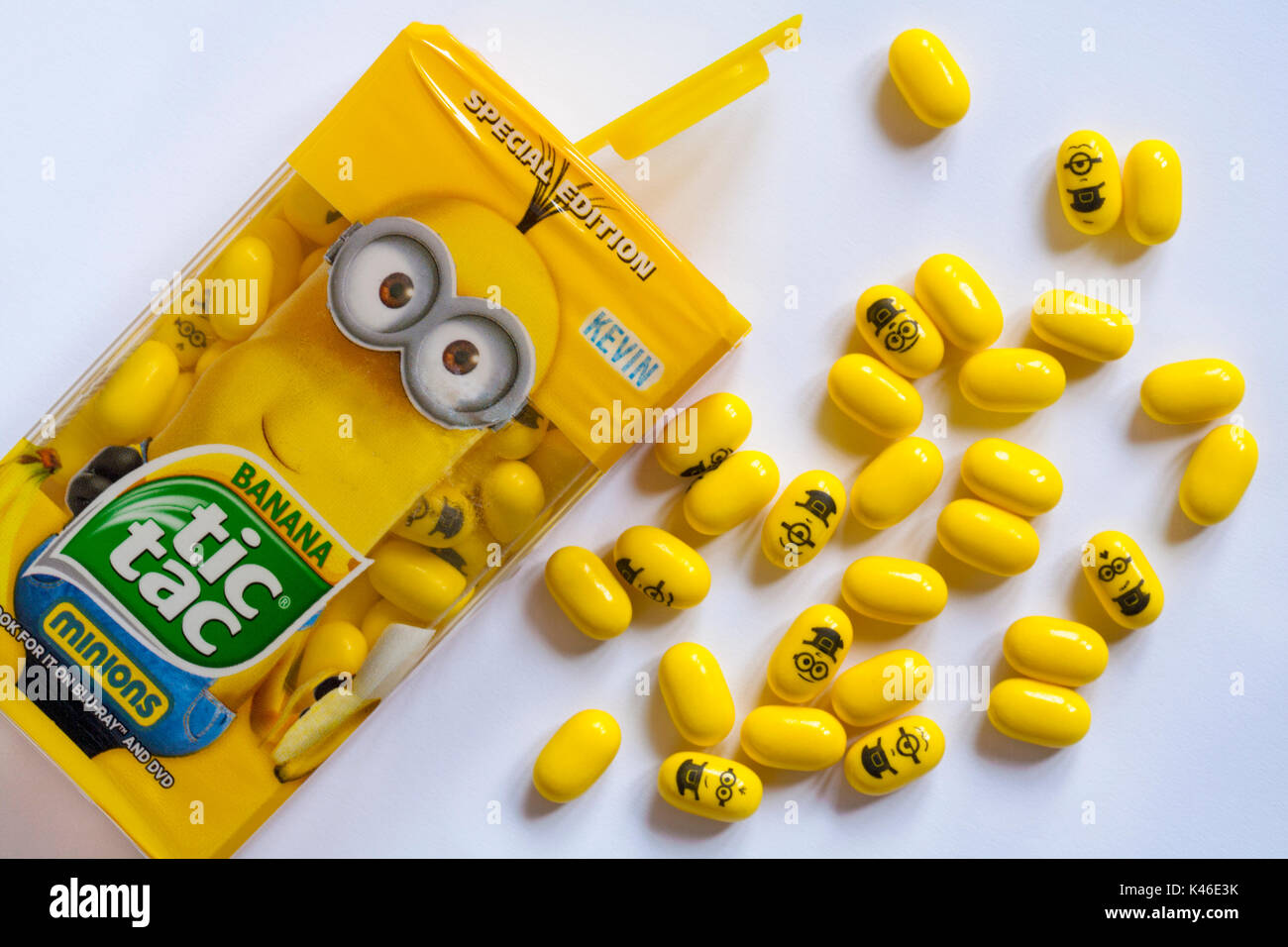 Minions banana tic tac special edition ouvrir avec matières jeu renversé sur fond blanc Banque D'Images