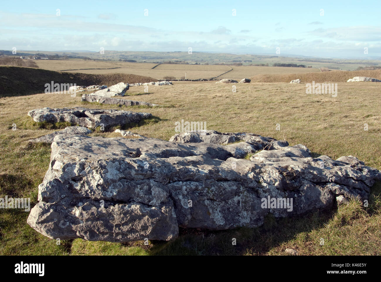 Le Derbyshire, Royaume-Uni 8 Mars : un calcaire ancien battus météo sarcen est tombé sur pierre 8 mars 2015, au cercle de pierre, bas d'Arbor Peak District Banque D'Images