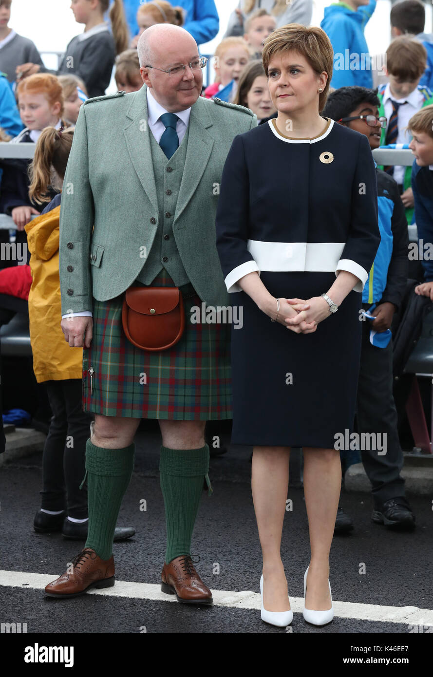 Premier ministre Nicola Sturgeon avec mari Peter Murrell sur le Queensferry Crossing lors de l'ouverture officielle du nouveau pont sur le Firth of Forth. Le nouveau pont est le plus long au monde trois câble tour séjour bridge. Banque D'Images