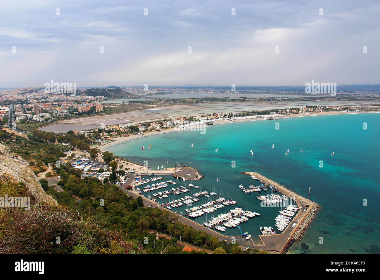 Vue aérienne de la plage de Poetto et le port de Marina Piccola, Cagliari, Sardaigne, Italie Banque D'Images