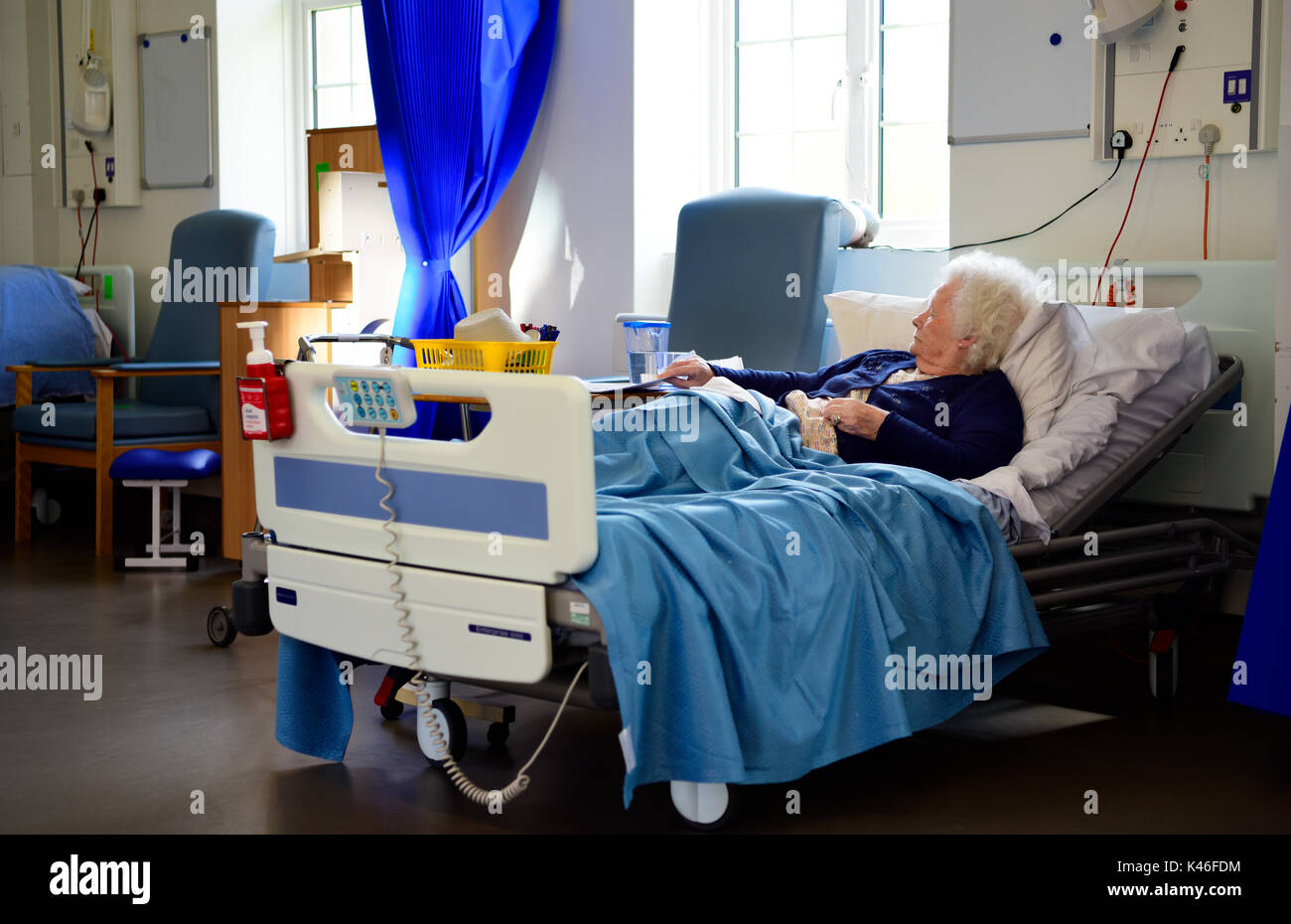 Des femmes âgées au lit du patient sur l'hôpital, Haslemere, Surrey, UK. 01.09.2017. Banque D'Images