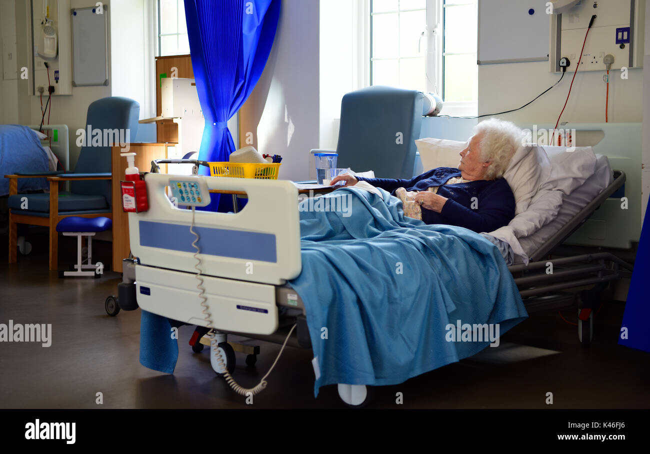 Des femmes âgées au lit du patient sur l'hôpital, Haslemere, Surrey, UK. 01.09.2017. Banque D'Images