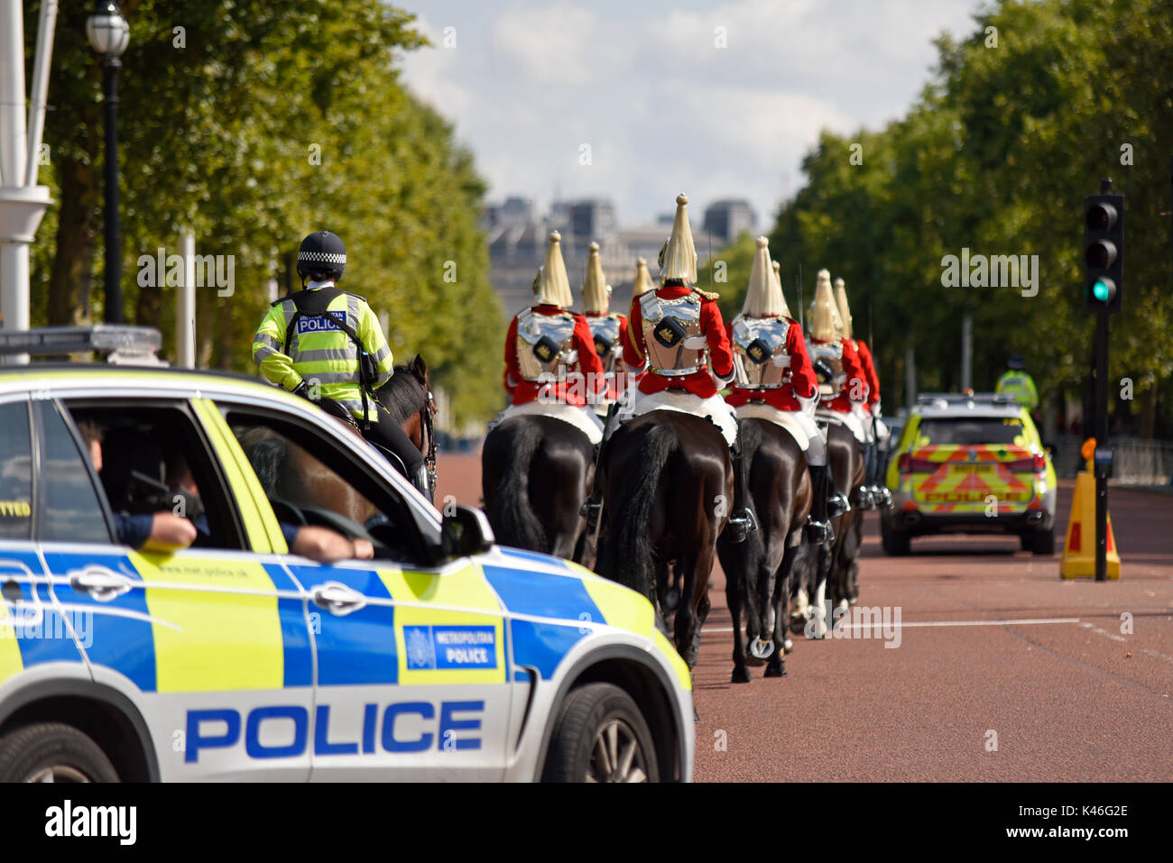 L'escorte de sécurité de la police pour le changement de la cérémonie de garde a monté des soldats des gardes de la vie de la Cavalerie ménagère dans Le Mall, Londres, Royaume-Uni Banque D'Images