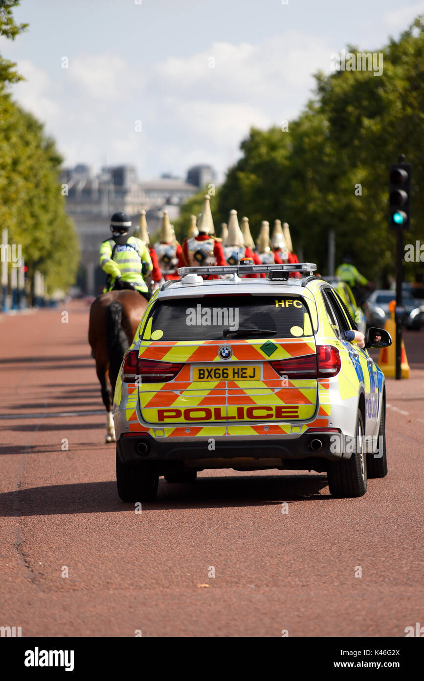L'escorte de sécurité de la police pour le changement de la cérémonie de garde a monté des soldats des gardes de la vie de la Cavalerie ménagère dans Le Mall, Londres, Royaume-Uni Banque D'Images