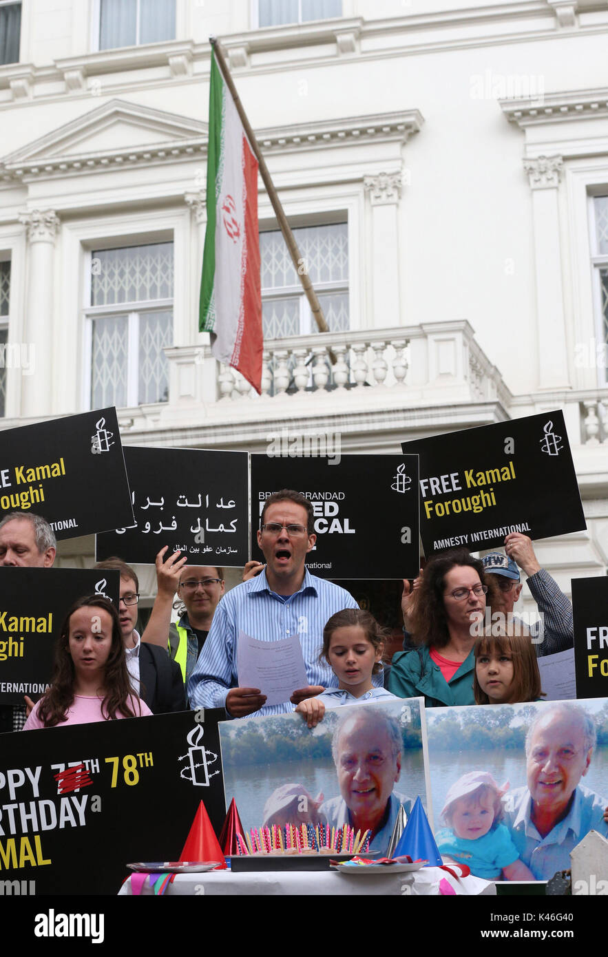 Kamran Foroughi (centre) est rejoint par les militants à l'extérieur de l'ambassade d'Iran, qui demandent à l'Iran de libérer son père, Kamal Foroughi, qui purge une peine de sept ans de prison à Téhéran Evin de prison après avoir été reconnu coupable d'espionnage. Banque D'Images