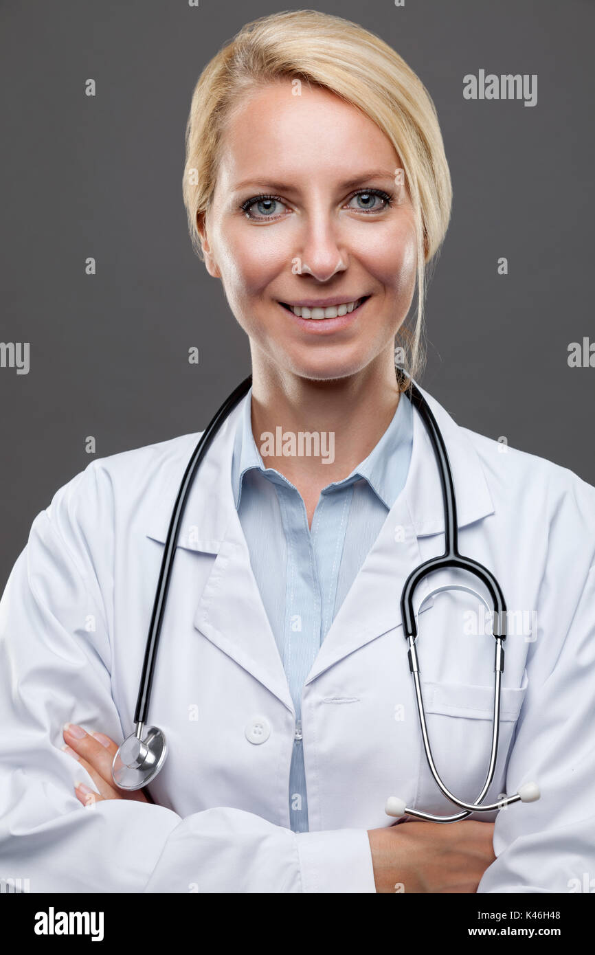 Portrait of a smiling young female doctor Banque D'Images