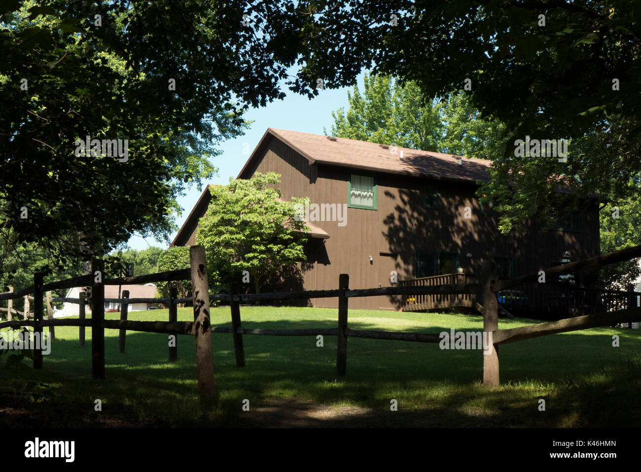Maison de banlieue entourée d'arbres. Banque D'Images