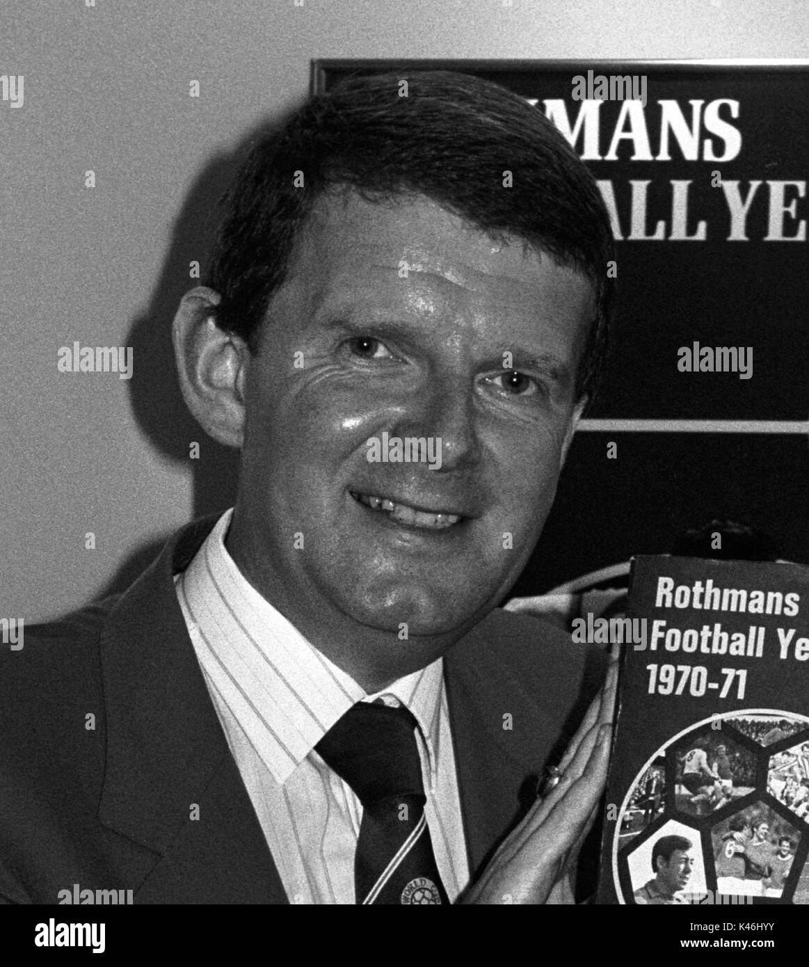 John Motson commentateur sportif à l'annonce de l'annuaire Football 1987 Rothman's Awards à Londres. Banque D'Images