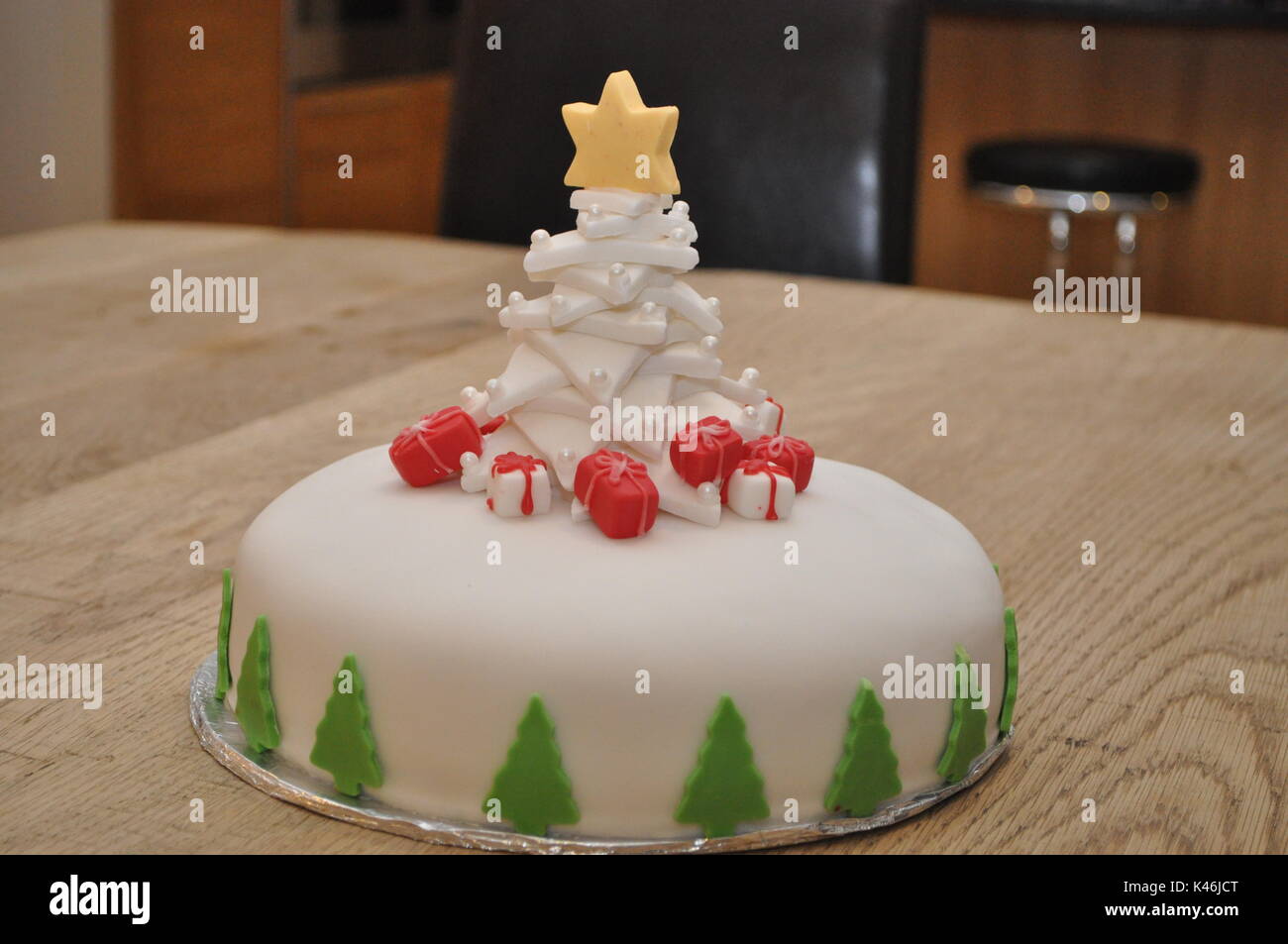 Gâteau de Noël Maison décorée avec un arbre de Noël fondant et présente Banque D'Images