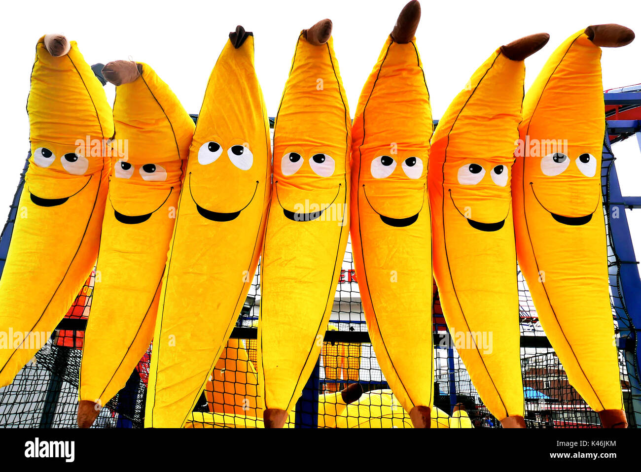 Bananes géantes gonflables avec des visages souriants sur un stand de jouets, Blackpool Pleasure Beach Banque D'Images
