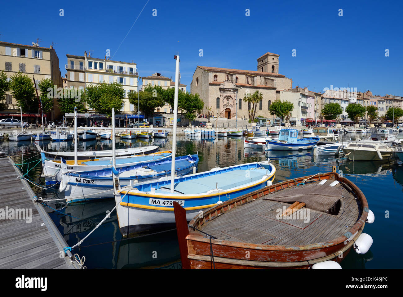 Bateaux de pêche traditionnels en bois connus sous le nom de Pointus dans le port ou le port de la Ciotat Provence Côte d'Azur France Banque D'Images