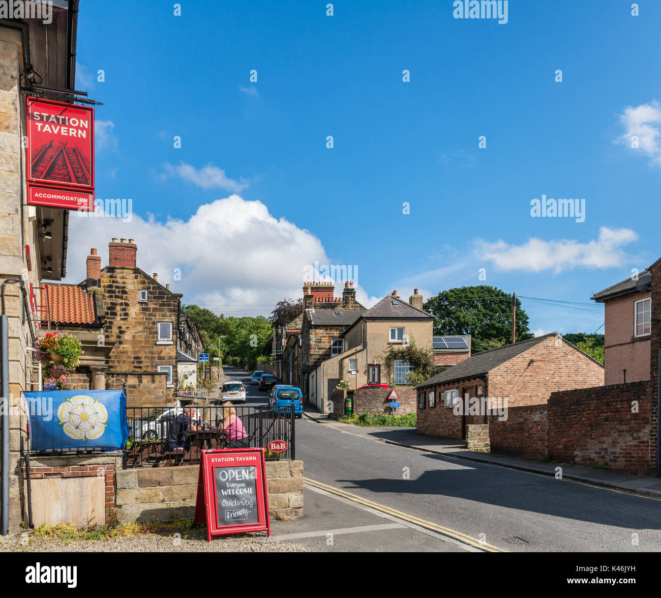 Jusqu'à la taverne du village le chemin de fer passé dans village grosmont Banque D'Images