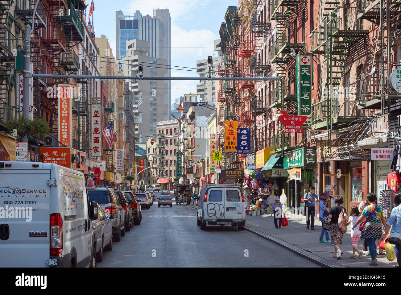 Rue de Chinatown avec des personnes et des bâtiments dans une journée ensoleillée à New York Banque D'Images