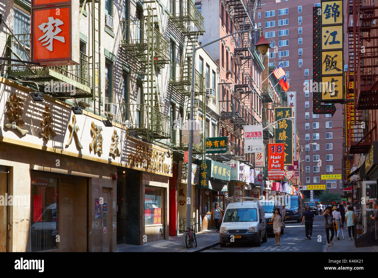 Rue de Chinatown avec des personnes et des bâtiments dans une journée ensoleillée à New York Banque D'Images