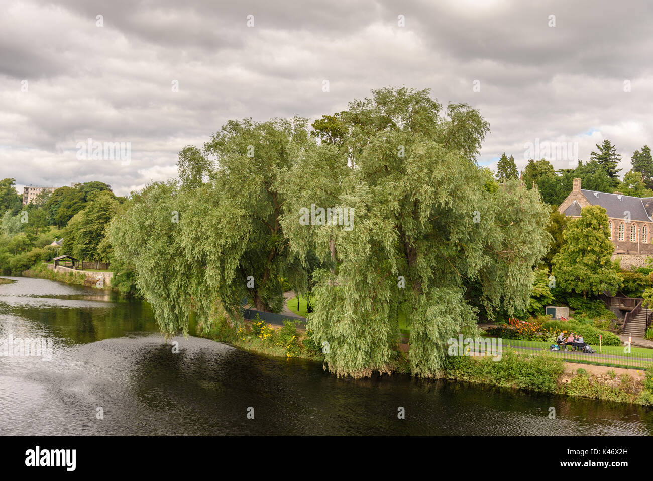 PERTH, Royaume-Uni - 10 août 2017 - Vue d'un parc à Perth, en Écosse avec des gens s'asseoir sur un banc. Banque D'Images