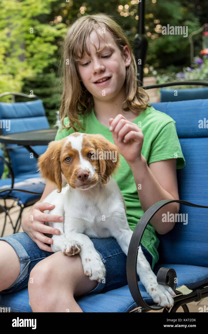 Dix Ans Assis Sur Une Chaise De Patio Tenant Son Epagneul Breton De 2 Mois Archie Dans Issaquah Washington Usa Photo Stock Alamy Dix Ans Assis Sur Une Chaise De Patio Tenant Son Epagneul Breton De 2 Mois Archie Dans Issaquah Washington Usa Photo Stock Alamy
