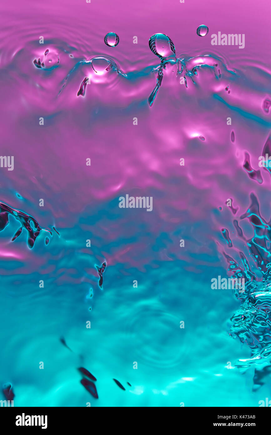 Fond de l'eau coloré lisse d'ondulation. Couleur rose et bleu texture eau vue d'en haut Banque D'Images