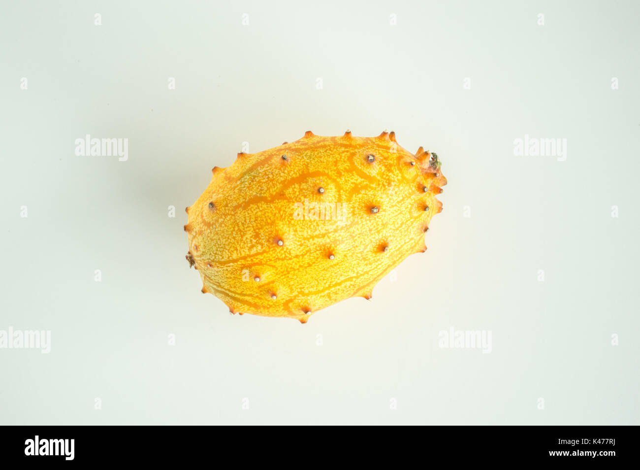 Kiwano jaune melon à cornes isolated on white Banque D'Images