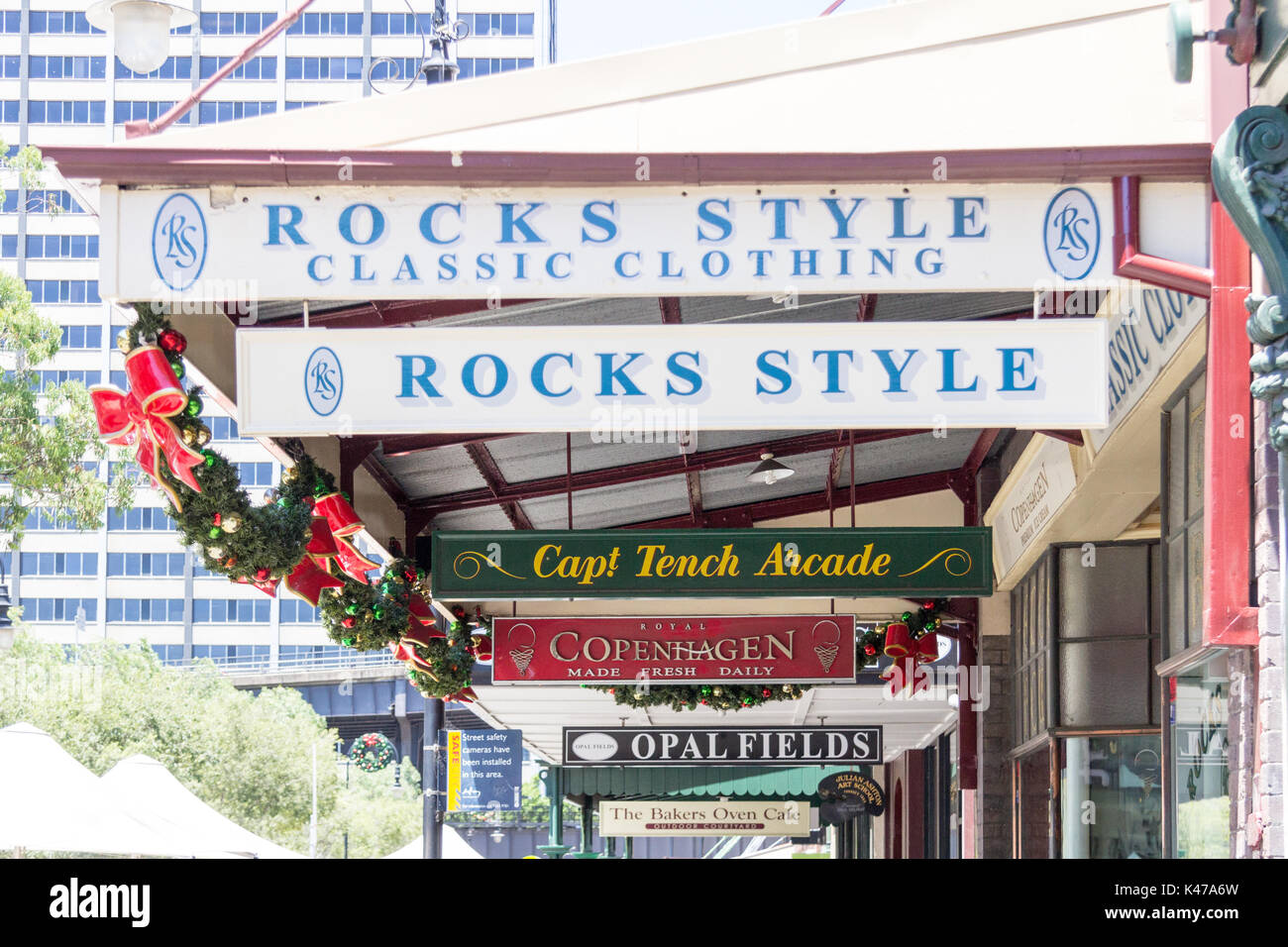 La publicité, les enseignes et aux décorations de Noël dans la région, Sydney, NSW, New South Wales, Australie Banque D'Images