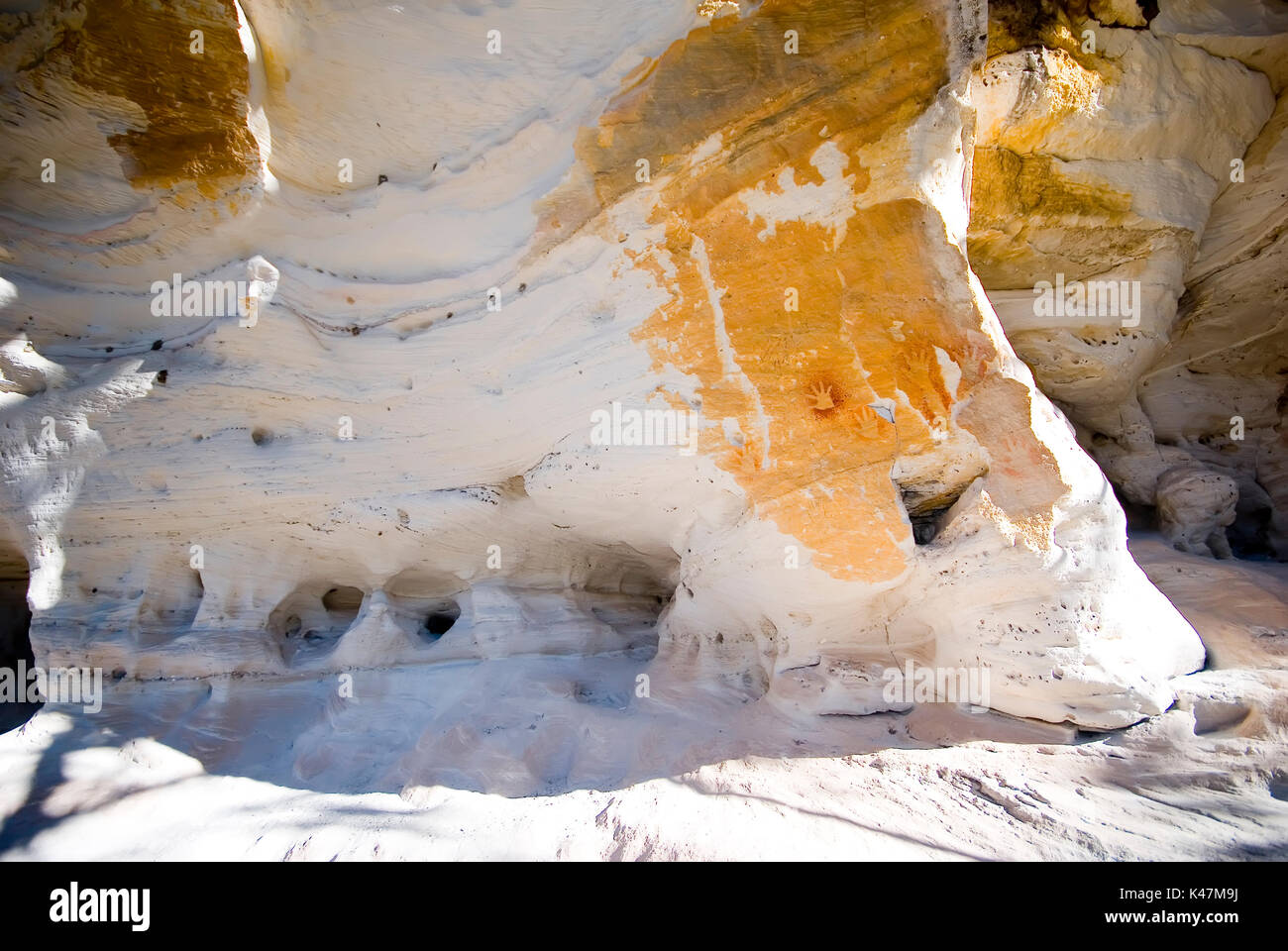 Mur de grès d'art autochtone avec pochoir main Mt Moffatt National Park Banque D'Images
