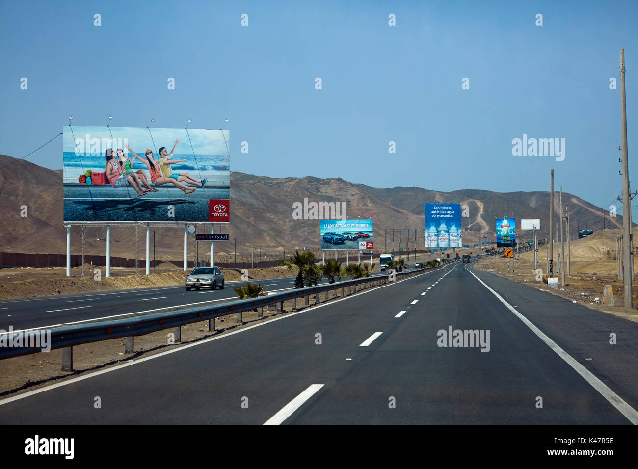 Route panaméricaine et panneaux au sud de Lima, Pérou, Amérique du Sud Banque D'Images