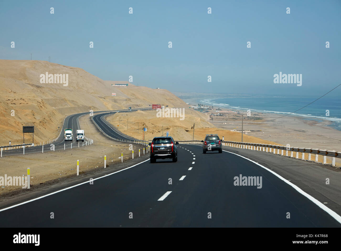 Route panaméricaine le long de la côte du Pacifique et le désert au sud de Lima, Pérou, Amérique du Sud Banque D'Images