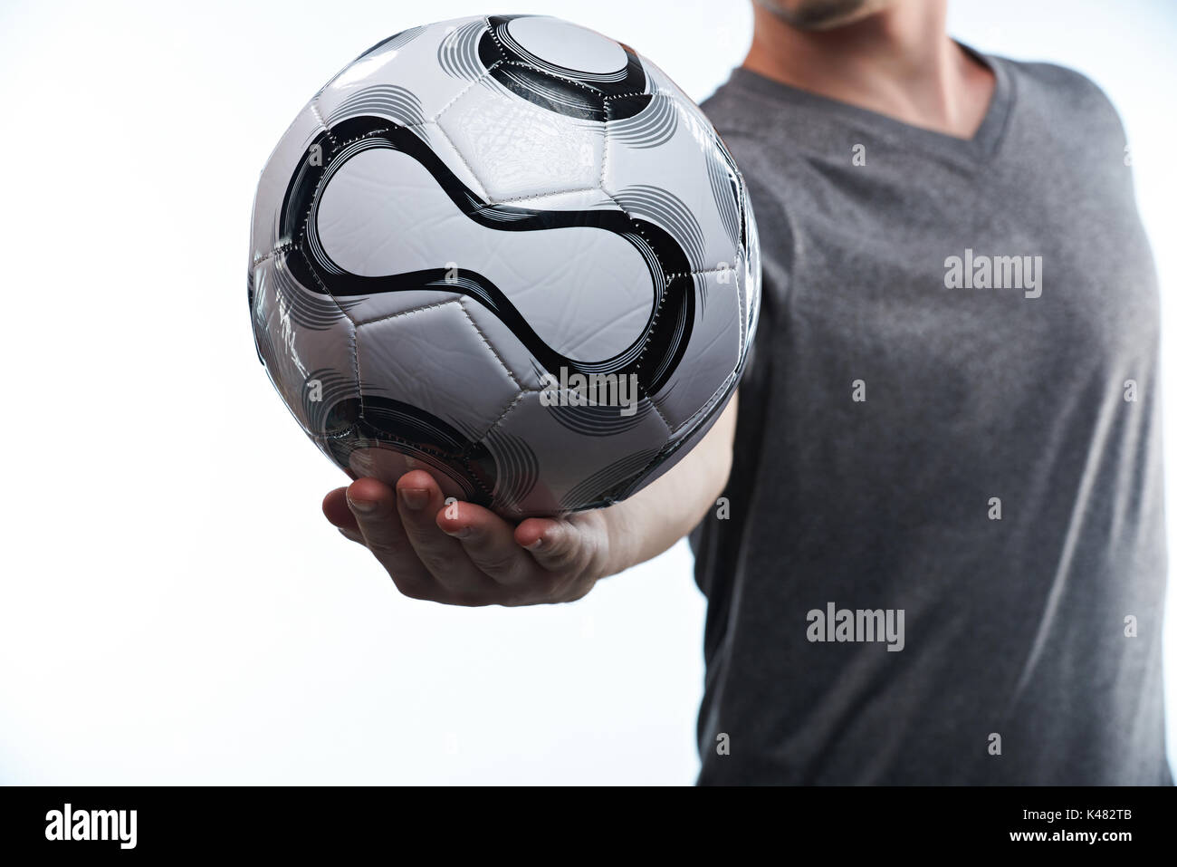 Le football moderne balle sur player main palm isolé sur fond blanc Banque D'Images