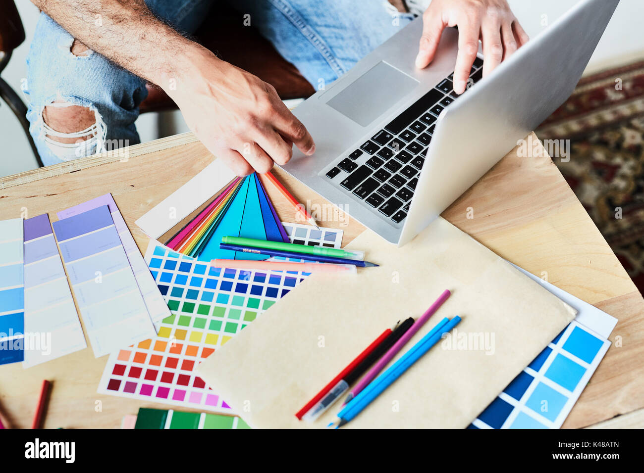 Designer d'intérieur occupé au travail Banque D'Images