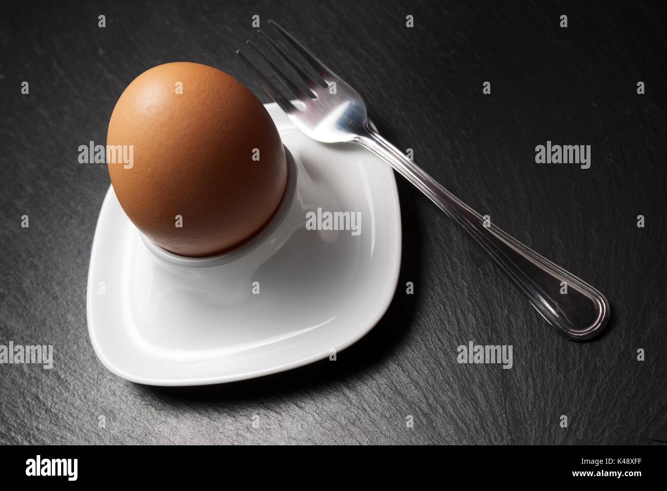 Libre de brown egg sur une table à l'ardoise. Banque D'Images