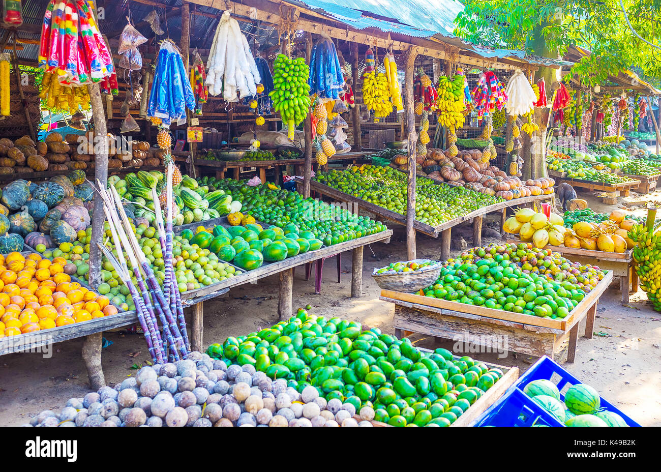 Grand comptoir en route de décrochage des agriculteurs au Sri Lanka rempli de fruits mûrs et légumes Banque D'Images