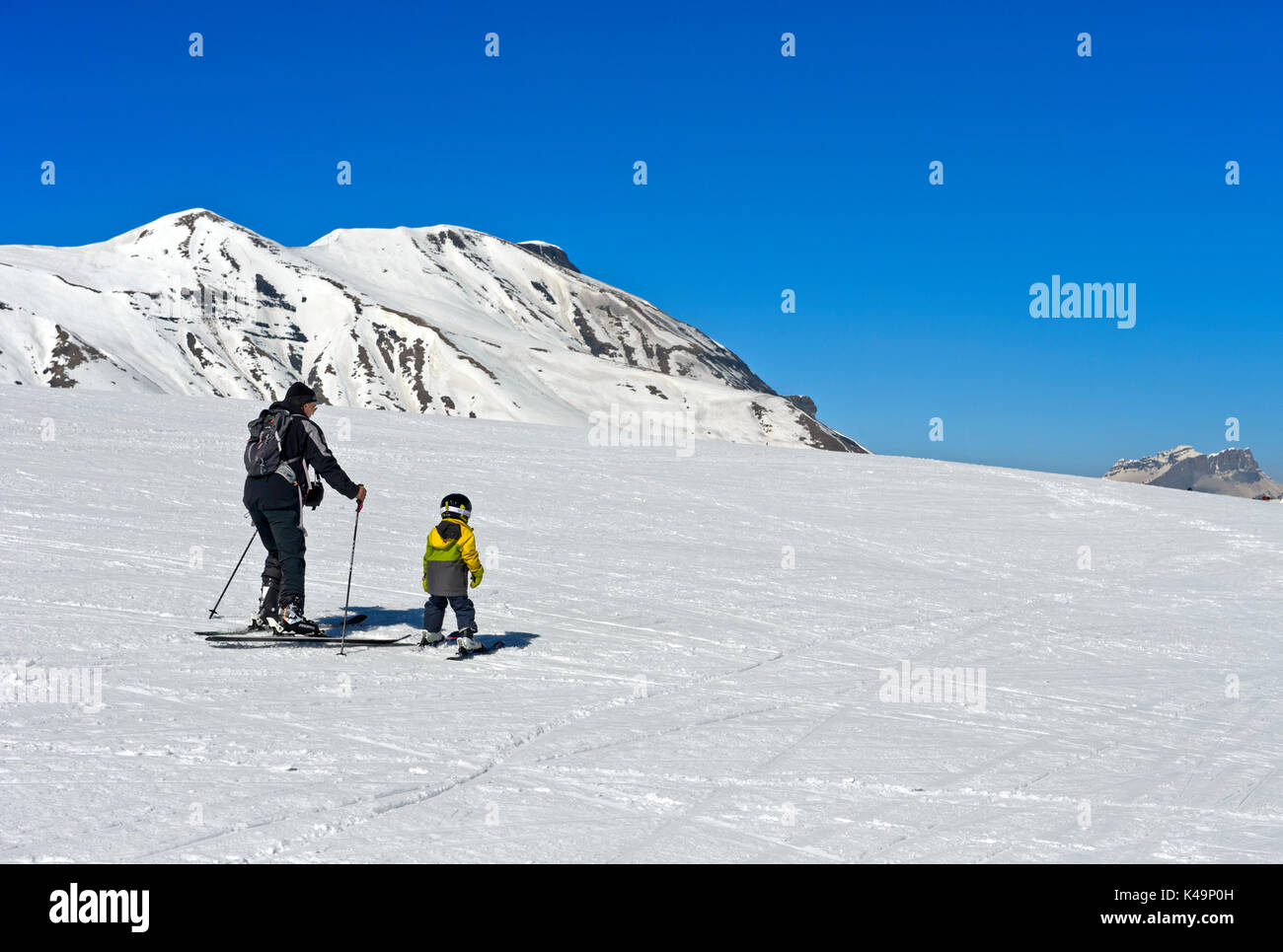 Premiers pas sur des skis, station de ski Les Contamines Montjoie,, Haute, Savoie, France Banque D'Images