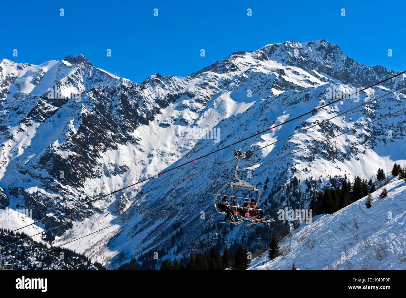Skieurs sur un télésiège dans la station de ski Les Contamines Montjoie, Mont Blanc, Mas Banque D'Images